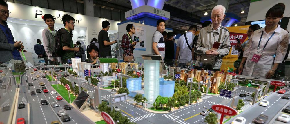 Smart Cities in China sind Gegenstand eines der geförderten Berliner Projekte. Hier Besucher einer High-Tech-Messe in Peking.