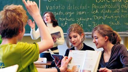 Lateinschülerinnen mit ihrer Lehrerin im Klassenraum.