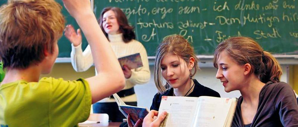 Lateinschülerinnen mit ihrer Lehrerin im Klassenraum.