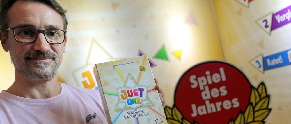 Spieleautor Bruno Sautter mit seinem Wortratespiel „Just One“. 