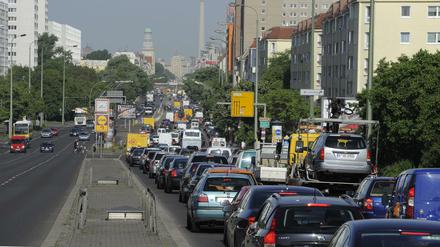 Auf Pendler kommen nicht nur - wie hier auf der B1 in Berlin auf der Brücke in Lichtenberg - mehr Staus zu. Es wird auch teurer, in Berlin zu parken.