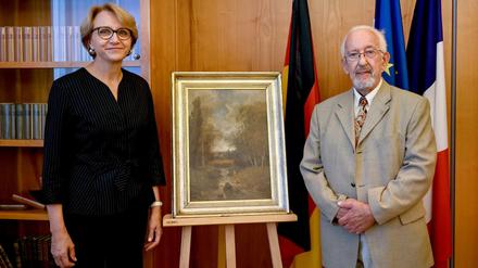 Anne-Marie Descôtes, Botschafterin Frankreichs in Deutschland, und Peter Forner stehen neben dem Gemälde des französischen Malers Nicolas Rousseau.