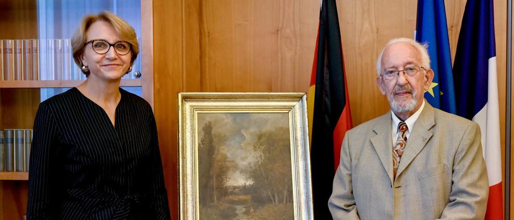 Anne-Marie Descôtes, Botschafterin Frankreichs in Deutschland, und Peter Forner stehen neben dem Gemälde des französischen Malers Nicolas Rousseau. 