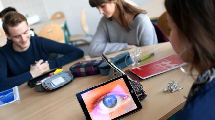 Lernen mit Tablet. Wovon viele staatliche Schulen nur träumen können - an der New school ist es Normalität. (Symbolbild)