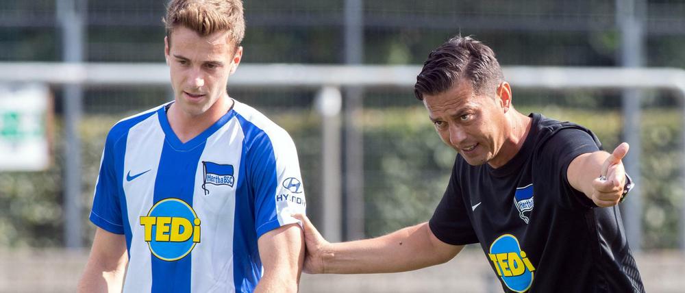 Anweisungen an den Youngster: Hertha-Trainer Ante Covic im Dialog mit Lukas Klünter .