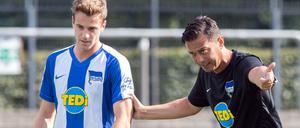 Anweisungen an den Youngster: Hertha-Trainer Ante Covic im Dialog mit Lukas Klünter . 