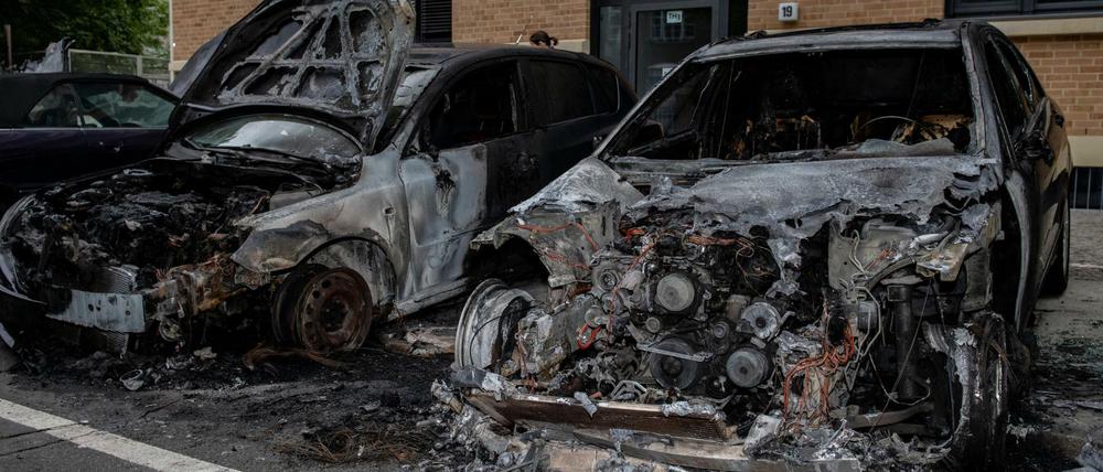 Zerstört. Mitte Juli brannten mehrere Autos in der Charlottenburger Guerickestraße.
