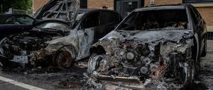Zerstört. Mitte Juli brannten mehrere Autos in der Charlottenburger Guerickestraße.