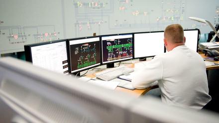 Ein Techniker überwacht am Mittwoch Monitore in der Netzleitstelle der Firma Vattenfall in Berlin. Zu den Aufgaben der Netzleitstelle gehört unter anderem die Überwachung und Steuerung des Betriebszustandes des Verteilungsnetzes für das gesamte Berliner Stadtgebiet.