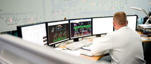 Ein Techniker überwacht am Mittwoch Monitore in der Netzleitstelle der Firma Vattenfall in Berlin. Zu den Aufgaben der Netzleitstelle gehört unter anderem die Überwachung und Steuerung des Betriebszustandes des Verteilungsnetzes für das gesamte Berliner Stadtgebiet.