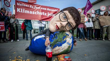 Demonstration für besseren Klimaschutz vor dem Kanzleramt.
