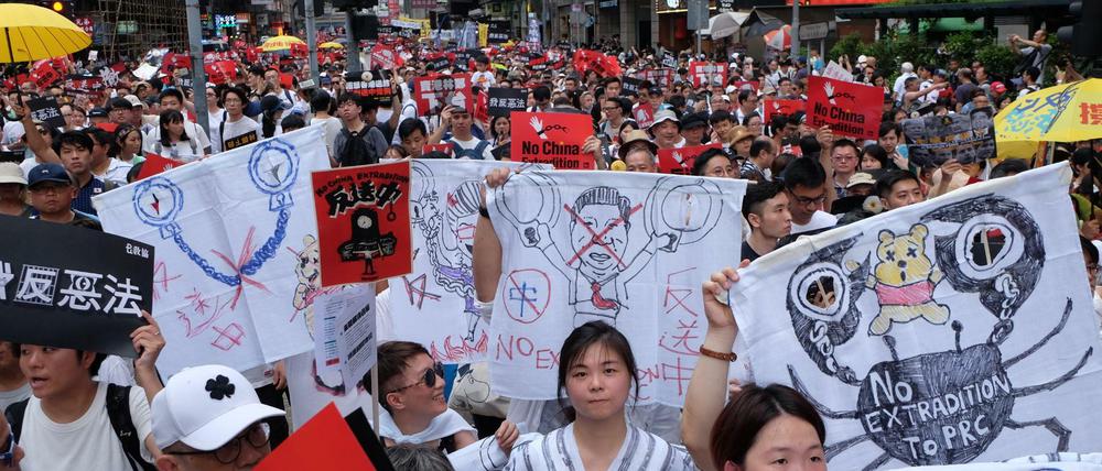 Massenprotest in Hongkong: Demonstranten marschieren gegen das Auslieferungsgesetz