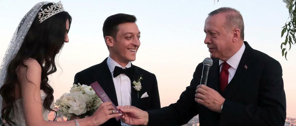 Recep Tayyip Erdogan mit Mesut Özil und Amine Gülse.