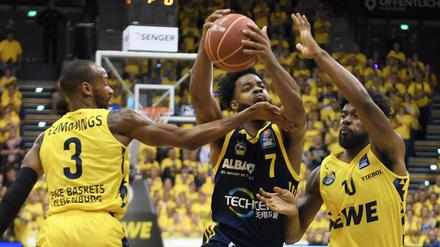 Bei der Geburt getrennt. Albas Derrick Walton (Mitte) und Oldenburgs Frantz Massenat (rechts) haben offenbar denselben Friseur.