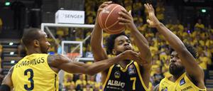 Bei der Geburt getrennt. Albas Derrick Walton (Mitte) und Oldenburgs Frantz Massenat (rechts) haben offenbar denselben Friseur.