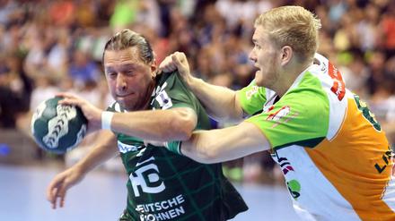 Harter Kampf. Berlins Mattias Zachrisson (l) wird von Anton Lindskog aus Wetzlar geblockt.