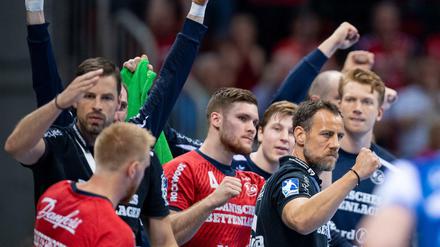 Die Spieler der SG Flensburg-Handewitt feiern.