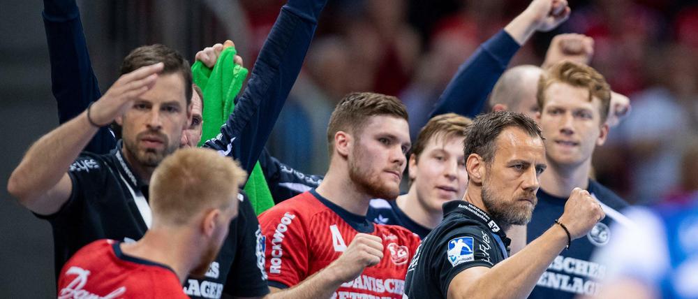 Die Spieler der SG Flensburg-Handewitt feiern.