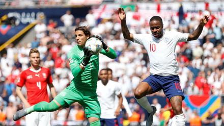 Zähe Angelegenheit. England mit Raheem Sterling (rechts) scheiterte mehrfach am Schweizer Torwart Yann Sommer, durfte am Ende aber doch noch jubeln.
