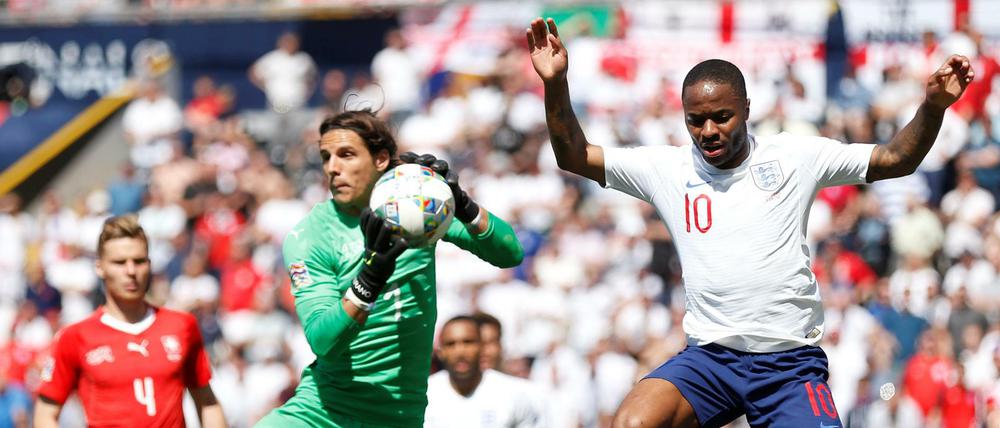 Zähe Angelegenheit. England mit Raheem Sterling (rechts) scheiterte mehrfach am Schweizer Torwart Yann Sommer, durfte am Ende aber doch noch jubeln.