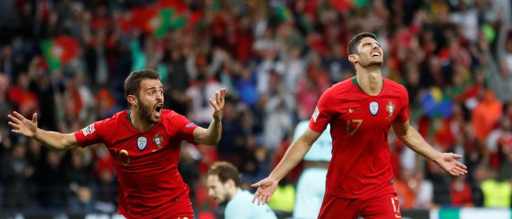 Bernardo Silva (links) bejubelt mit Torschütze Goncalo Guedes den Siegtreffer. 