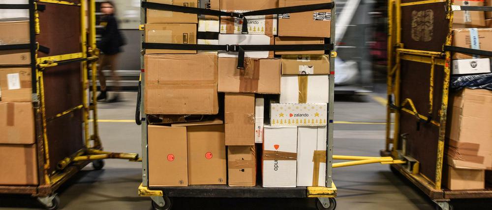 Im Schnitt werde jedes sechste Paket zurückgeschickt, sagen die Grünen.