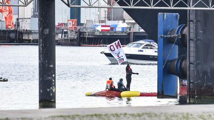 Aktivisten blockieren am Pfingstsonntag das Kreuzfahrtschiff „Zuiderdam“ im Kieler Hafen. 