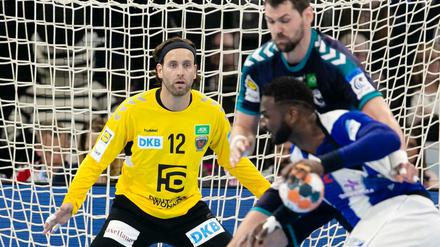 Berlins Torwart Silvio Heinevetter wartet auf den Abschluss.