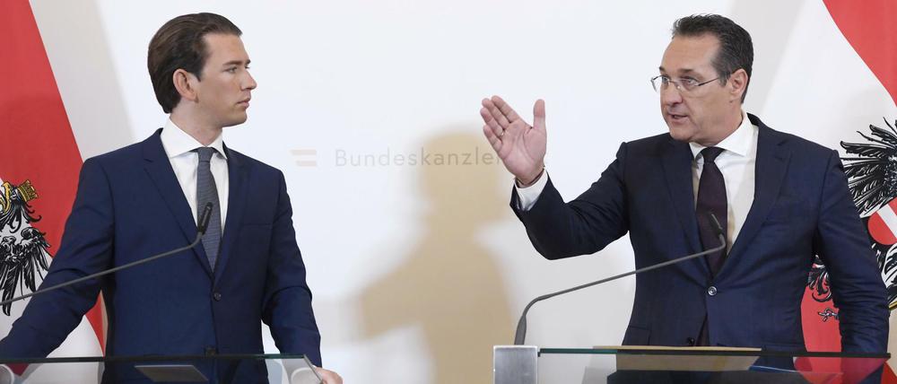 Heinz-Christian Strache (r), Vizekanzler von Österreich und FPÖ-Chef, neben Bundeskanzler Sebastian Kurz