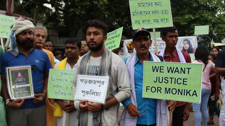 Demonstranten fordern gerechte Justiz beim Prozess um die Gruppenvergewaltigung und Ermordung eines Mädchens in Indien. 