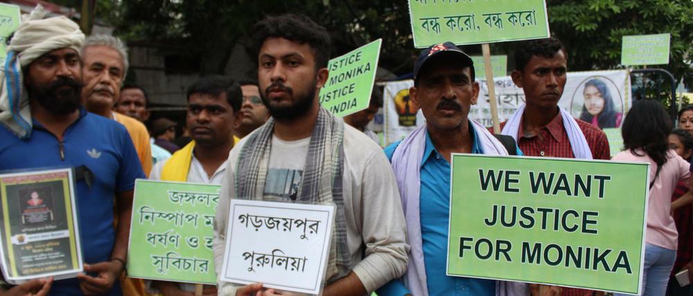 Demonstranten fordern gerechte Justiz beim Prozess um die Gruppenvergewaltigung und Ermordung eines Mädchens in Indien.