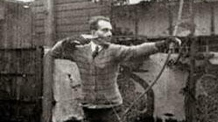 Deutscher Krieger. Eugen Herrigel spannt den Zen-Bogen.