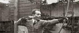 Deutscher Krieger. Eugen Herrigel spannt den Zen-Bogen.