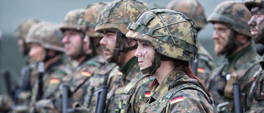 Junge Bundeswehr-Soldatinnen und Soldaten. 