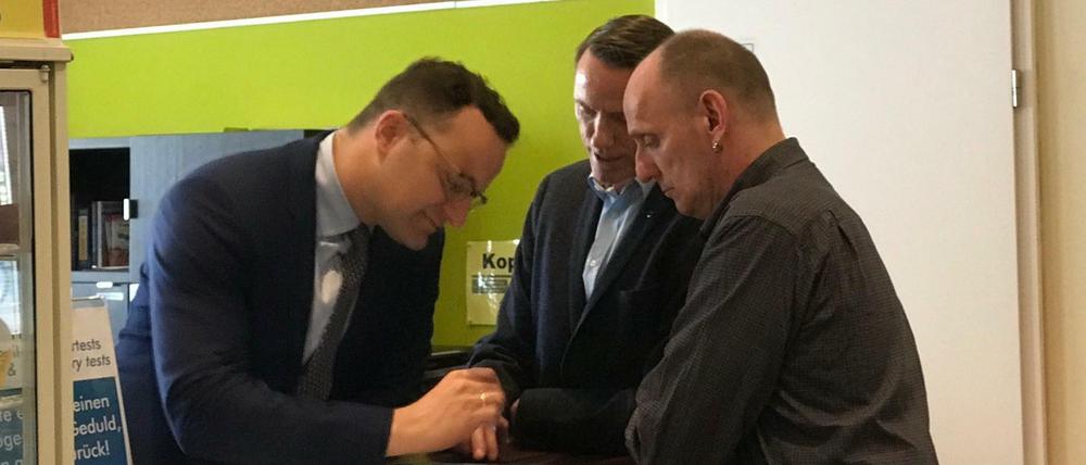 Bundesgesundheitsminister Jens Spahn informiert sich bei der Beratungsstelle für schwule Männer, Mann-O-Meter, in Schöneberg.