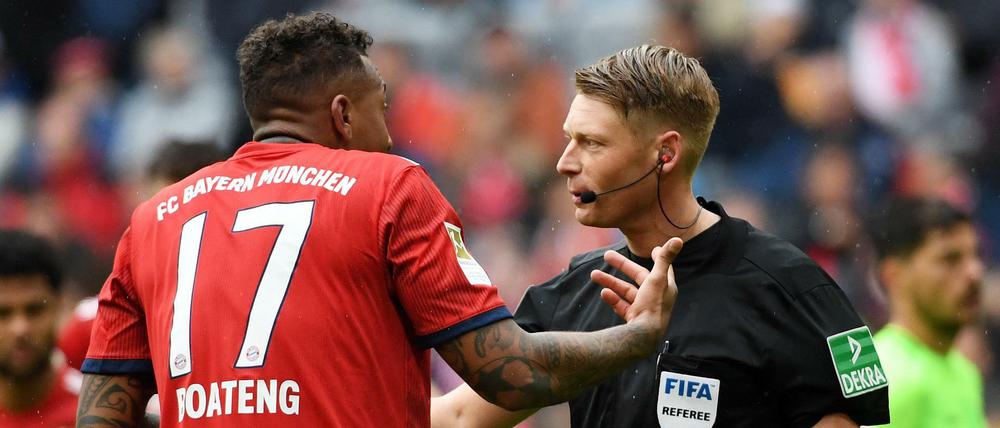 Diskussionsbedarf: Bayerns Jerome Boateng (links) war mit der Handspielentscheidung von Schiedsrichter Christian Dingert im Spiel gegen Hannover nicht zufrieden.