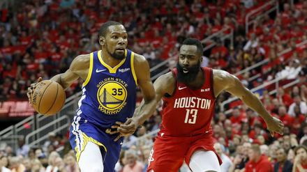 MVPs unter sich. James Harden (rechts) und Kevin Durant (links) wurden in der vergangenen Saison zu den besten Spielern der Hauptrunde (Harden) sowie der Finals (Durant) gewählt.