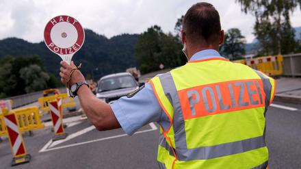 Ein Polizist nahe der Grenze zu Österreich. (Symbolbild)