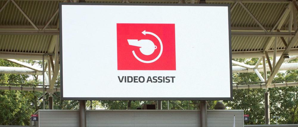 Bald auch in Liga zwei? Der Videobeweis polarisiert, doch ihm gehört auch die Zukunft.