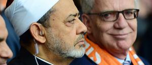 Brüder im Geiste? Imam Sheikh Ahmad al-Tayyeb und Bundesinnenminister Thomas de Maiziere im Mai 2017 auf dem Evangelischen Kirchentag in Berlin. 