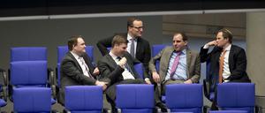 Abgeordnete im Deutschen Bundestag, darunter Gesundheitsminister Jens Spahn (Mitte).  