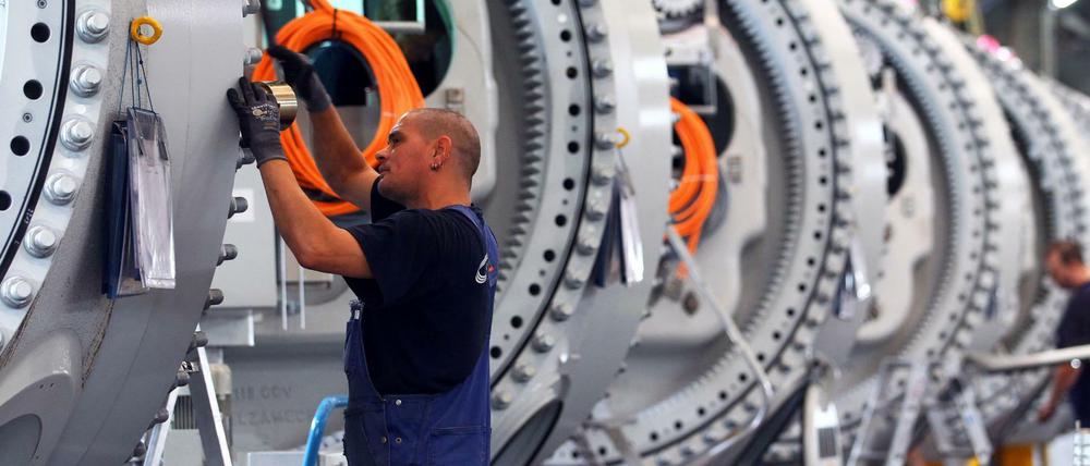 Monteure arbeiten an für Windkraftanlagen in Rostock. Die OECD halbiert ihre Wachstumsprognose für die deutsche Wirtschaft.