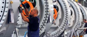 Monteure arbeiten an für Windkraftanlagen in Rostock. Die OECD halbiert ihre Wachstumsprognose für die deutsche Wirtschaft.