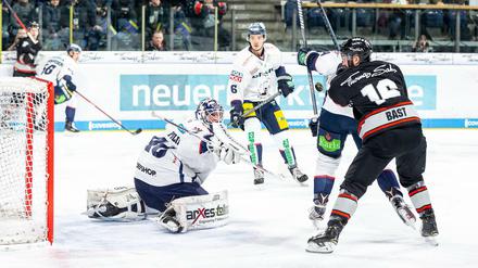 Auch in Nürnberg war wieder viel los vor der Tor von Kevin Poulin (l.).