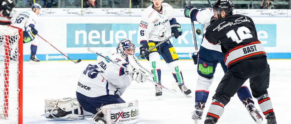 Auch in Nürnberg war wieder viel los vor der Tor von Kevin Poulin (l.). 
