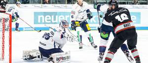 Auch in Nürnberg war wieder viel los vor der Tor von Kevin Poulin (l.). 