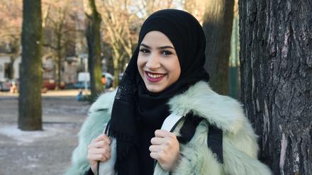 Die deutsche Meisterin im Boxen, Zeina Nassar, auf dem Hohenstaufenplatz in Berlin-Kreuzberg.