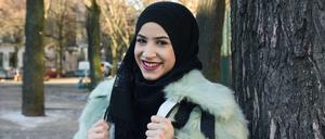 Die deutsche Meisterin im Boxen, Zeina Nassar, auf dem Hohenstaufenplatz in Berlin-Kreuzberg.