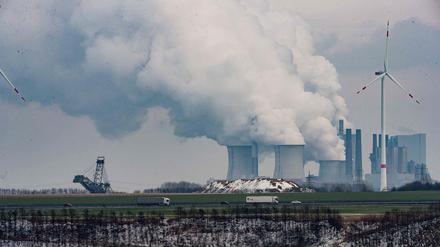 Der Tagebau Garzweiler bei Köln und das RWE-Kraftwerk Frimm im Januar 2019.