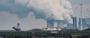 Der Tagebau Garzweiler bei Köln und das RWE-Kraftwerk Frimm im Januar 2019.